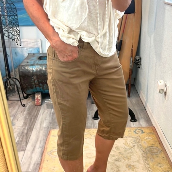 Armani Jeans,32, Khaki Color Men’s Shorts, Excellent Condition, Easily Unisex - Picture 11 of 13